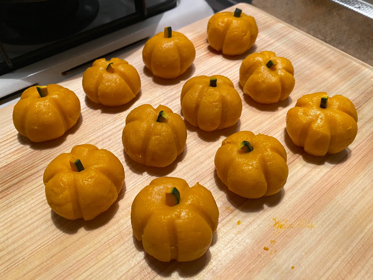 7NATADE's tweet image. かぼちゃクッキー焼く🎃
このあと投稿なかったら失敗したと思ってください…