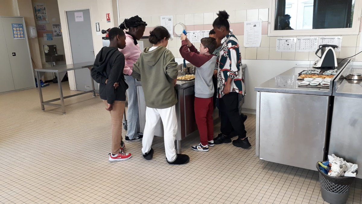 Dans le cadre des #vacancesapprenantes, le collège A.Malraux de St-Jean-de-la-Ruelle (45) propose un atelier cuisine pour ses élèves de 4e🍽️Maths et sciences utilisées pour décrypter les recettes. Une belle façon de consolider les apprentissages à travers des activités ludiques👏
