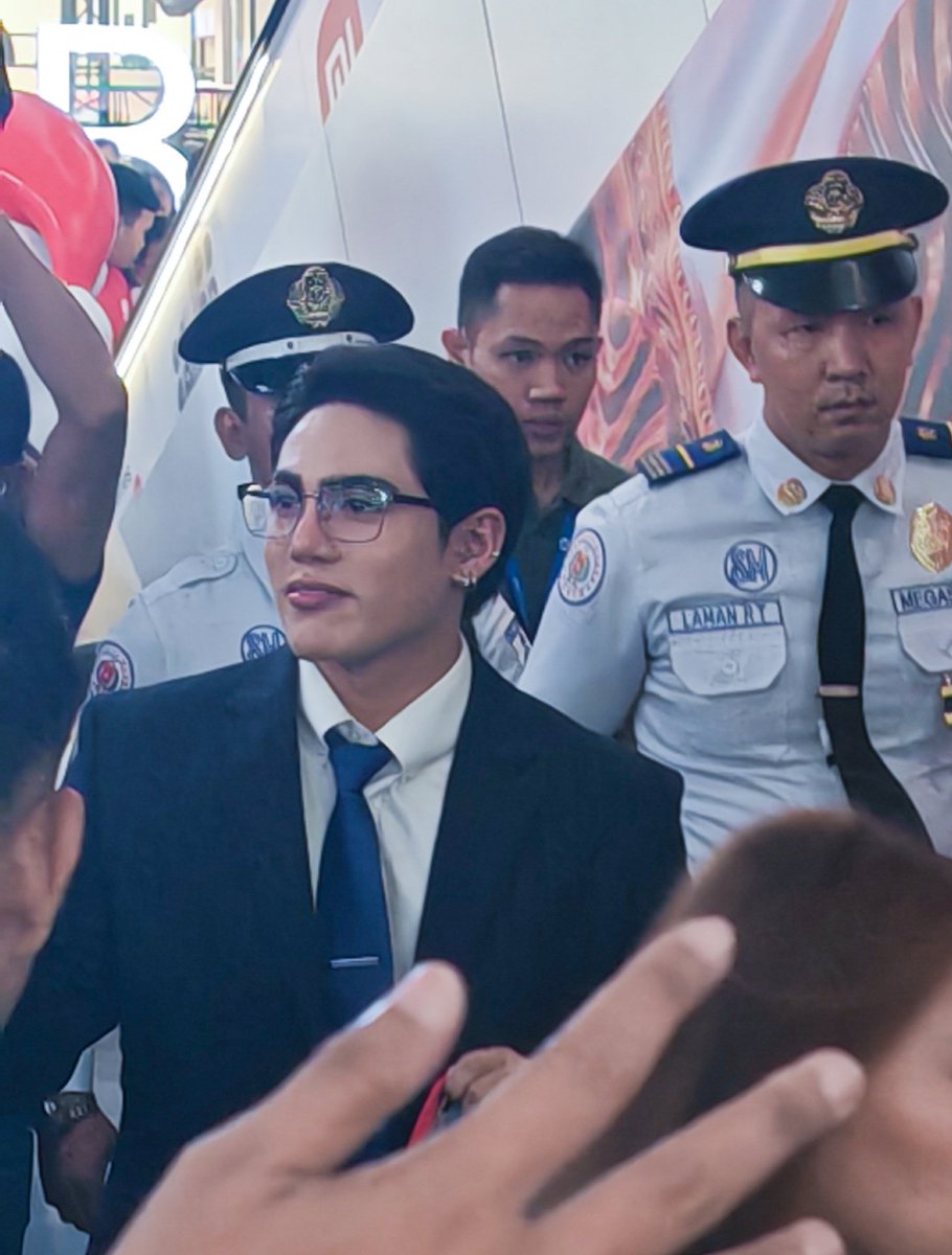 notmaecha's tweet photo. may nakasalubong akong pogi sa moa, bat ang daming guard sino yan siya? https://t.co/7f94plBtFN