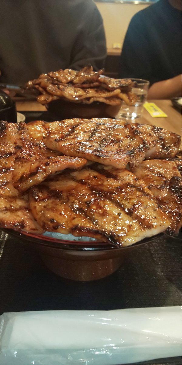 帯広ぶたどんシリーズ
今回は豚丼一番さんにお邪魔☺️
お決まりの息子に負けたくないので張り合うパターン。ペロって食べちゃいました👍️
#帯広
#帯広豚丼
#豚丼一番