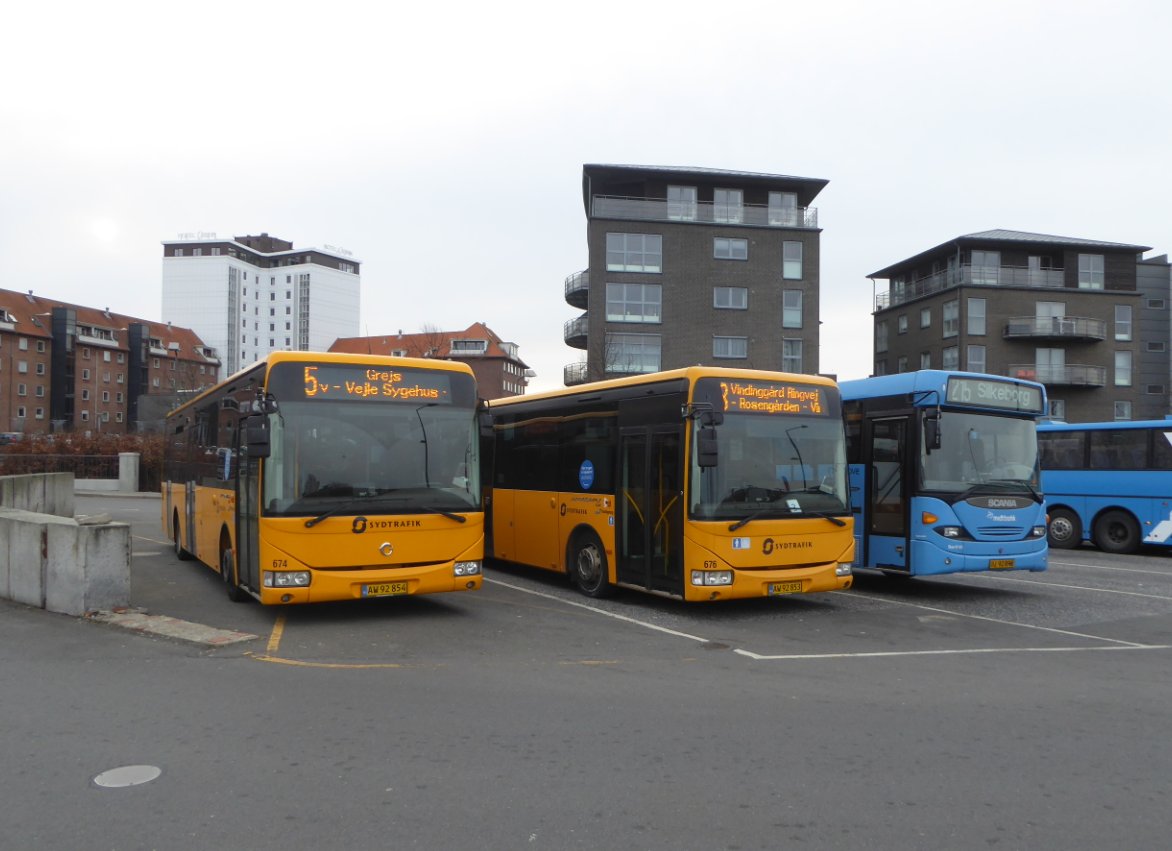 Sydtrafik, which manages buses and regional trains in Southern Denmark, now offers free bicycle transport on buses outside of peak hours. This cyclist-friendly initiative allows passengers to easily combine bike and bus travel without the hassle of an extra ticket.