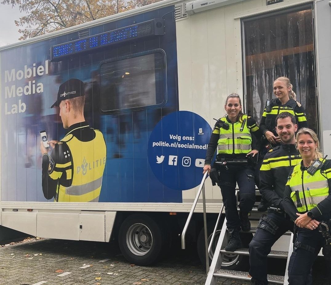 MobielMediaLab's tweet image. Vanmiddag staan we met de politietrucks in de Achterhoek #Groenlo (bij de jeugd van het Marianum College) (foto) en in het Groningse #Tolbert bij de Poiesz. 

Meer weten volg dan de Instagram-accounts van de Jeugdagenten van Oost Gelre en de #politie Westerkwartier.