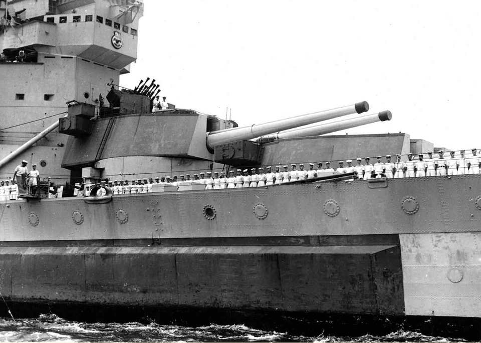 r116440's tweet photo. 🇬🇧 @RoyalNavy KGV class #battleship HMS Howe in Sydney, 1944, showing 'B' turret and the main armour belt #warship #navy #naval #HMSHowe https://t.co/pdZTofiQXr