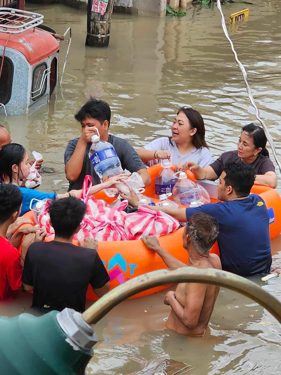 JervisManahan's tweet photo. LOOK: Former VP Leni Robredo was seen delivering relief goods while submerged in deep floods in Abella, Naga City.

(📷: Egine Oquindo Baral)
@ABSCBNNews #KristinePH https://t.co/iv8xT4biYH