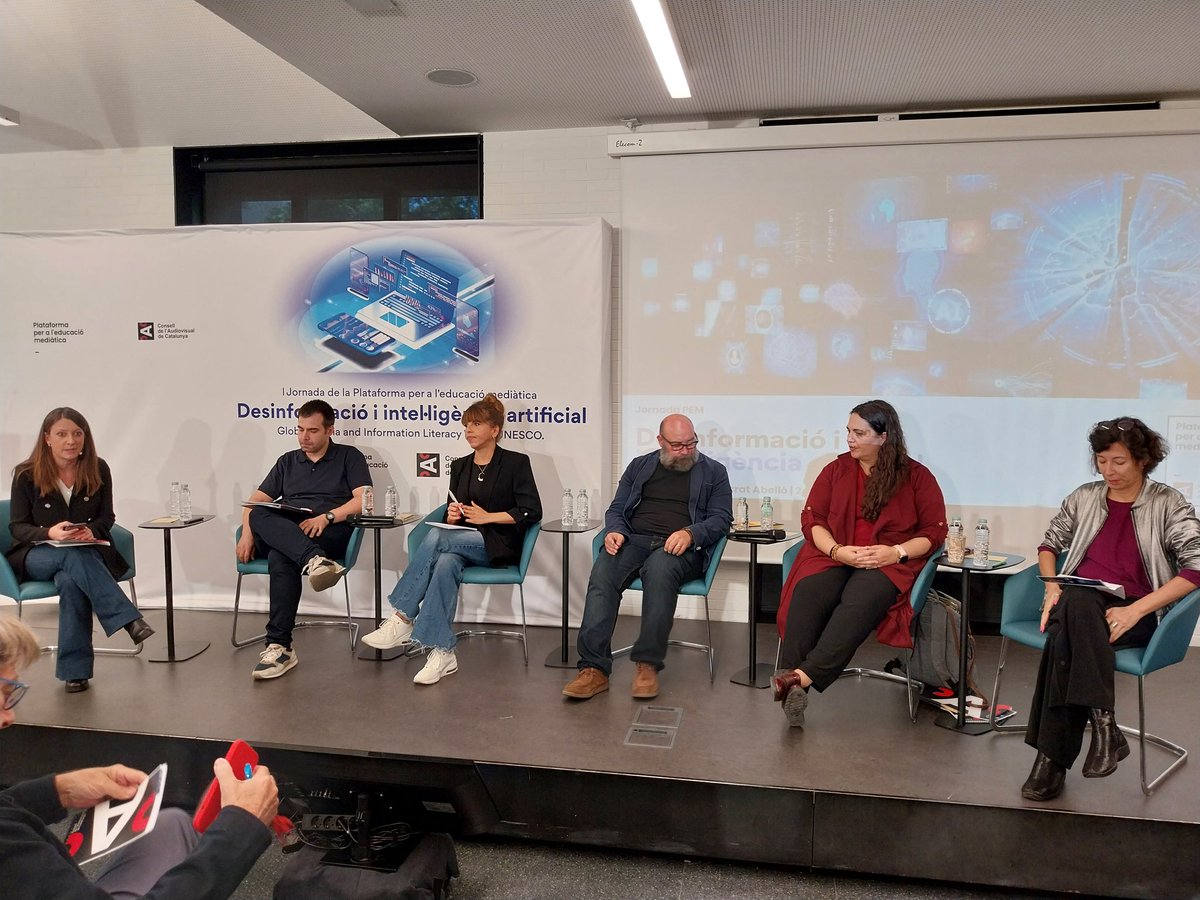 CAC (@consell_audio) on Twitter photo S’inicia la taula rodona sobre desinformació i ciutadania a càrrec de <a href="/xramonv/">Xavier Ramon</a> (<a href="/comunicacioUPF/">Comunicació UPF</a>), <a href="/susanaperzsoler/">Susana Pérez Soler</a> (<a href="/BlanquernaFCRI/">Blanquerna FCRI</a>), Francesc Xavier González (<a href="/cobdc/">COBDC</a>), Cristina Pulido (<a href="/UABBarcelona/">Universitat Autònoma de Barcelona</a>) i Simona Levi (<a href="/X_net_/">Xnet - Instituto para Digitalización Democrática</a>). Modera <a href="/mariavmas/">María Victoria-Mas</a>
#JornadaPEM24 #desinformació #IA S’inicia la taula rodona sobre desinformació i ciutadania a càrrec de <a href="/xramonv/">Xavier Ramon</a> (<a href="/comunicacioUPF/">Comunicació UPF</a>), <a href="/susanaperzsoler/">Susana Pérez Soler</a> (<a href="/BlanquernaFCRI/">Blanquerna FCRI</a>), Francesc Xavier González (<a href="/cobdc/">COBDC</a>), Cristina Pulido (<a href="/UABBarcelona/">Universitat Autònoma de Barcelona</a>) i Simona Levi (<a href="/X_net_/">Xnet - Instituto para Digitalización Democrática</a>). Modera <a href="/mariavmas/">María Victoria-Mas</a>
#JornadaPEM24 #desinformació #IA
