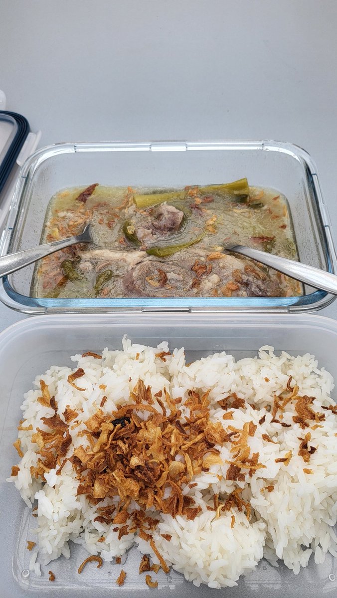 MN_aliakbar's tweet image. Ketika temen2 kantor lunch nya pada makan roti lapis aka sandwiches  dan rice crackers, saya buka lunch box saya dengan Sop Janda kambing .. 
Apa reaksi mereka? 

🧓🧑‍🦳👱‍♂️👴👨‍🦲👨‍🦰🧔: Akbar, you are son of the b*tch .. do you have your own restaurant  ? 

Gw cengar-cengir aja 🤪