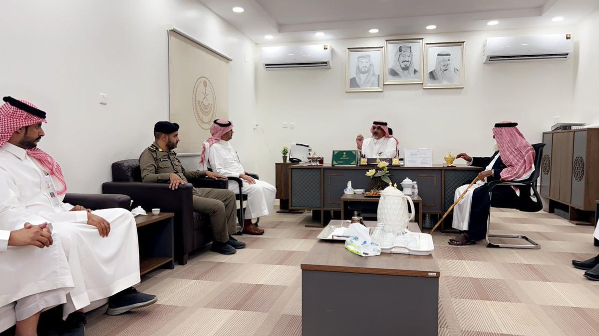 hamdah_2030's tweet photo. استقبل سعادة رئيس مركز الحمضه المكلف الاستاذ /سعد بن ملوح بمكتبه رئيس بلدية تثليث الأستاذ/ سعيد بن صالح ال رافع يرافقه فريق العمل ومدير مكتب خدمات البلديه بالحمضه و مدراء الادارات الحكوميه والاعيان والاهالي وتم مناقشة العديد من احياجات المركز والوقوف ميدانياً على بعض المواقع . https://t.co/LLmQ44jDG1