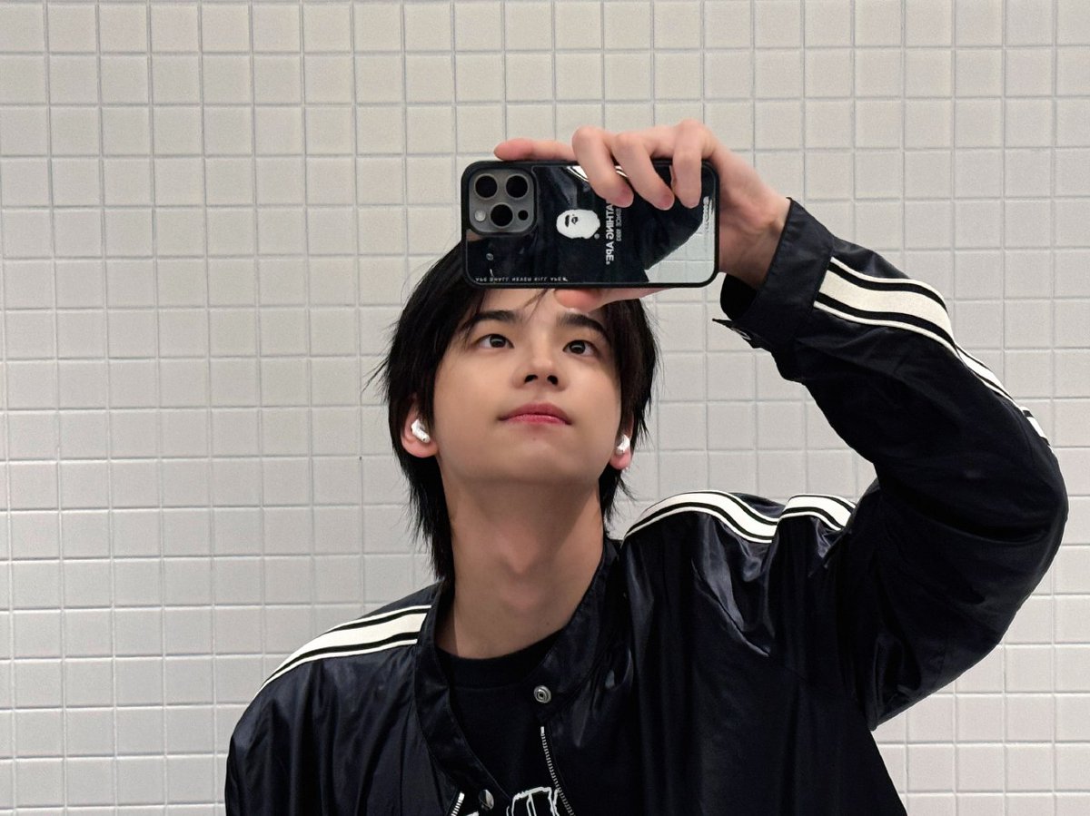 twstours's tweet photo. 241024 [WEVERSE UPDATE]

[#SHINYU]
42(SAI)! Be careful not to catch a cold because it's cold. 😉 https://t.co/rQ2bi2Z3r6