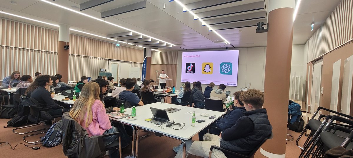 elena_sinel's tweet image. Hello #Hamburg! 👋

Great to be back at @Beiersdorf_AG again inspiring teens into #AIforImpact #AI4Good 

#CareBeyondSkin #CareBeyondSkinHackathon #TeensinAI #Diversity #innovation

@TeensInAI