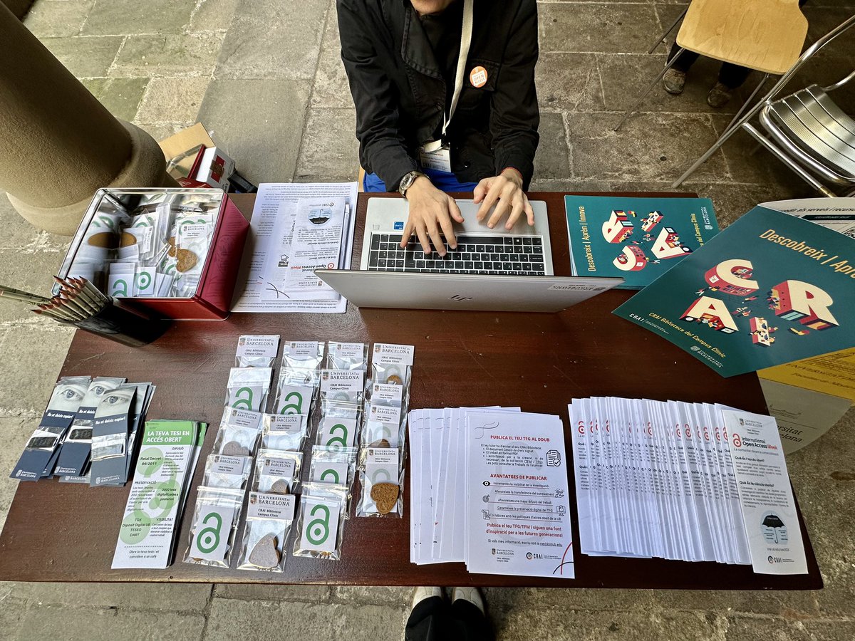 Bon dia! 🙌🏽
Avui estem donant suport a l’accés obert. 
Saps on pots publicar el teu TFG? Què és la ciència oberta? 🔓

🤩 Vine a veure’ns i emporta’t un obsequi! 🤗

#OpenAccessWeek