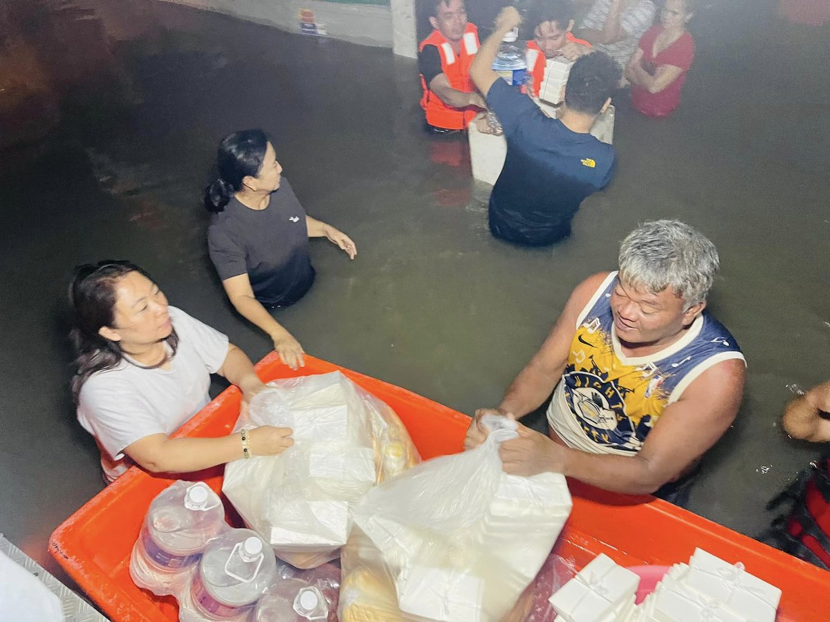 KayaNatinPH's tweet image. TINGNAN: Sa kabila ng dilim at mataas na baha, patuloy ang pag-iikot ni fmr VP Leni Robredo sa Naga City upang magbigay ng relief goods sa mga kababayan nating sinalanta ng Bagyong #KristinePH. 

📸: Raffy Magno

#BangonNaga