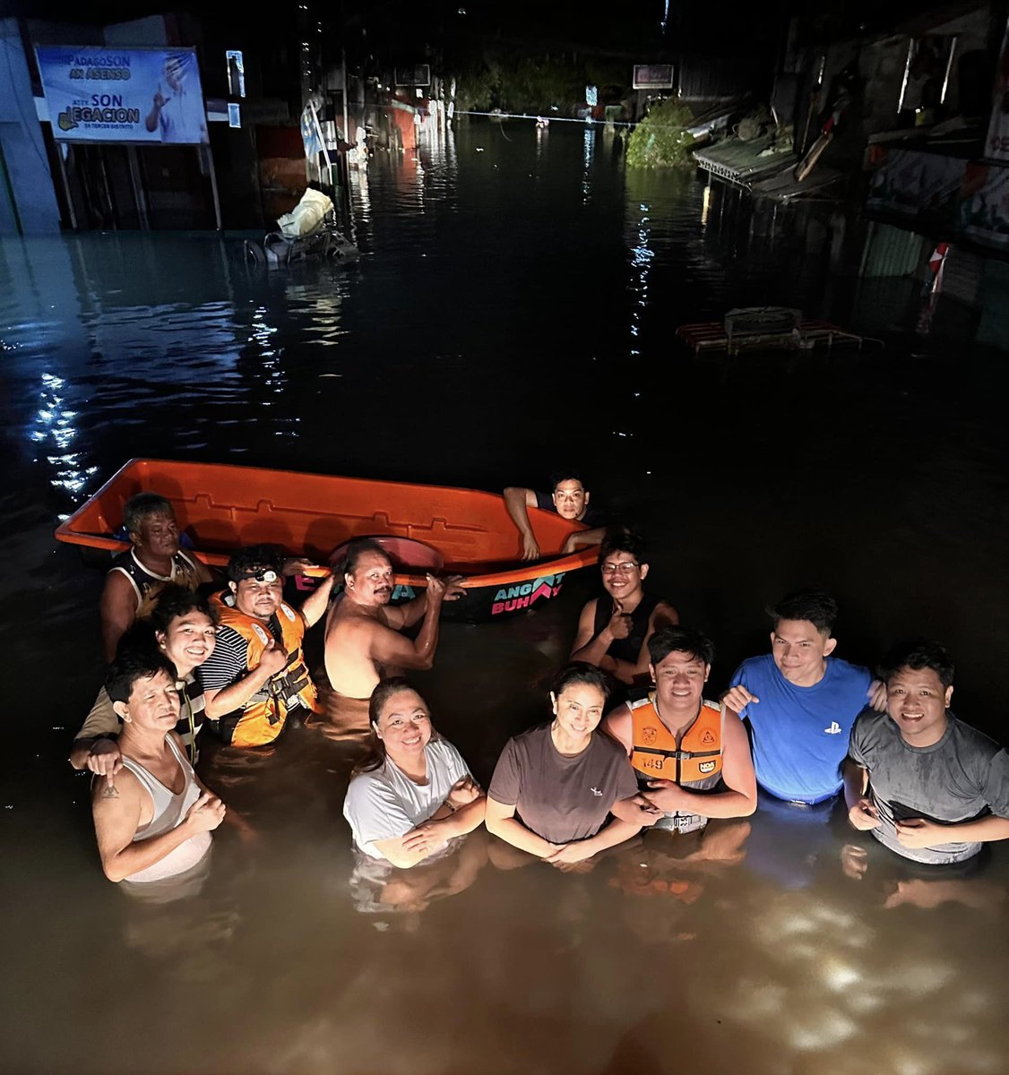 KayaNatinPH's tweet image. TINGNAN: Sa kabila ng dilim at mataas na baha, patuloy ang pag-iikot ni fmr VP Leni Robredo sa Naga City upang magbigay ng relief goods sa mga kababayan nating sinalanta ng Bagyong #KristinePH. 

📸: Raffy Magno

#BangonNaga