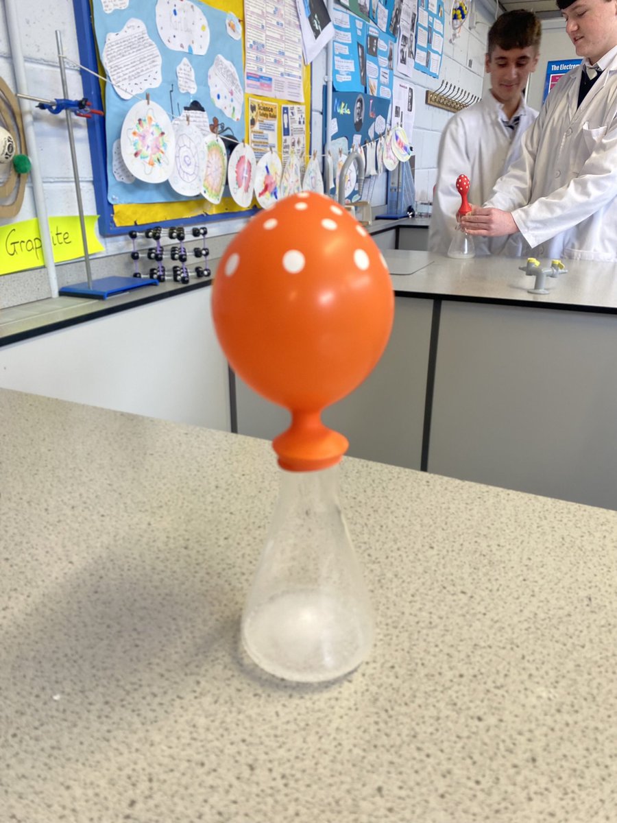CMCOscience's tweet image. 3rd year science were busy investigating the chemical reaction between an acid and a carbonate to produce CO2 gas. They were also investigating the factors that affect the rate of a reaction @colmhuirecoed @JctScience #JCscience #chemistry #cmcoagobair