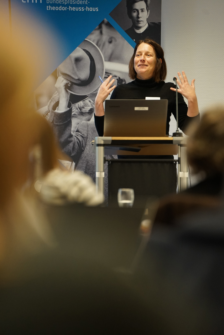 THK24 | Katharina Storig: Katholische Ordensfrauen, Mission und Kolonialismus: Weibliche  Handlungs- und Gestaltungsräume im 19./20. Jahrhundert

“Die katholischen Ordensfrauen wollten religiös inspiriert die kolonialen Gesellschaften regligiös, sozial und kulturell verändern.”