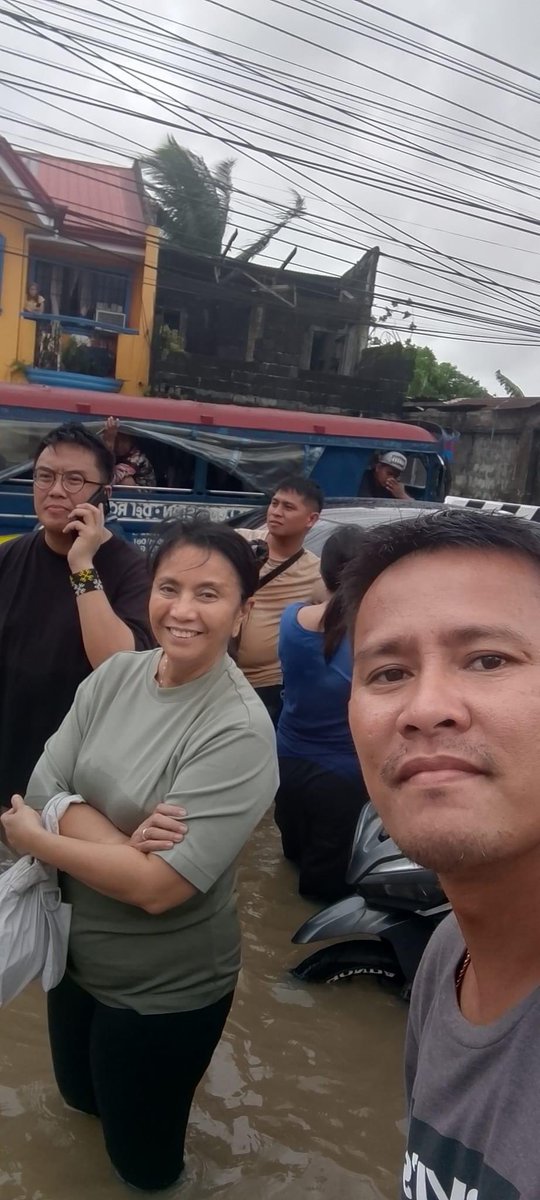 tinfinityyy's tweet photo. High respect to this woman. She's literally the last man standing is a WOMAN.

Grabe ka magmahal, Atty. Leni Robredo. Grabe. 🥹😭 Di ka deserve ng Pilipinas pero patuloy mo parin itong pinipili. 

#KristinePH #AngatBayanihanInAction #BagyongKristine https://t.co/NCtJLwVy88