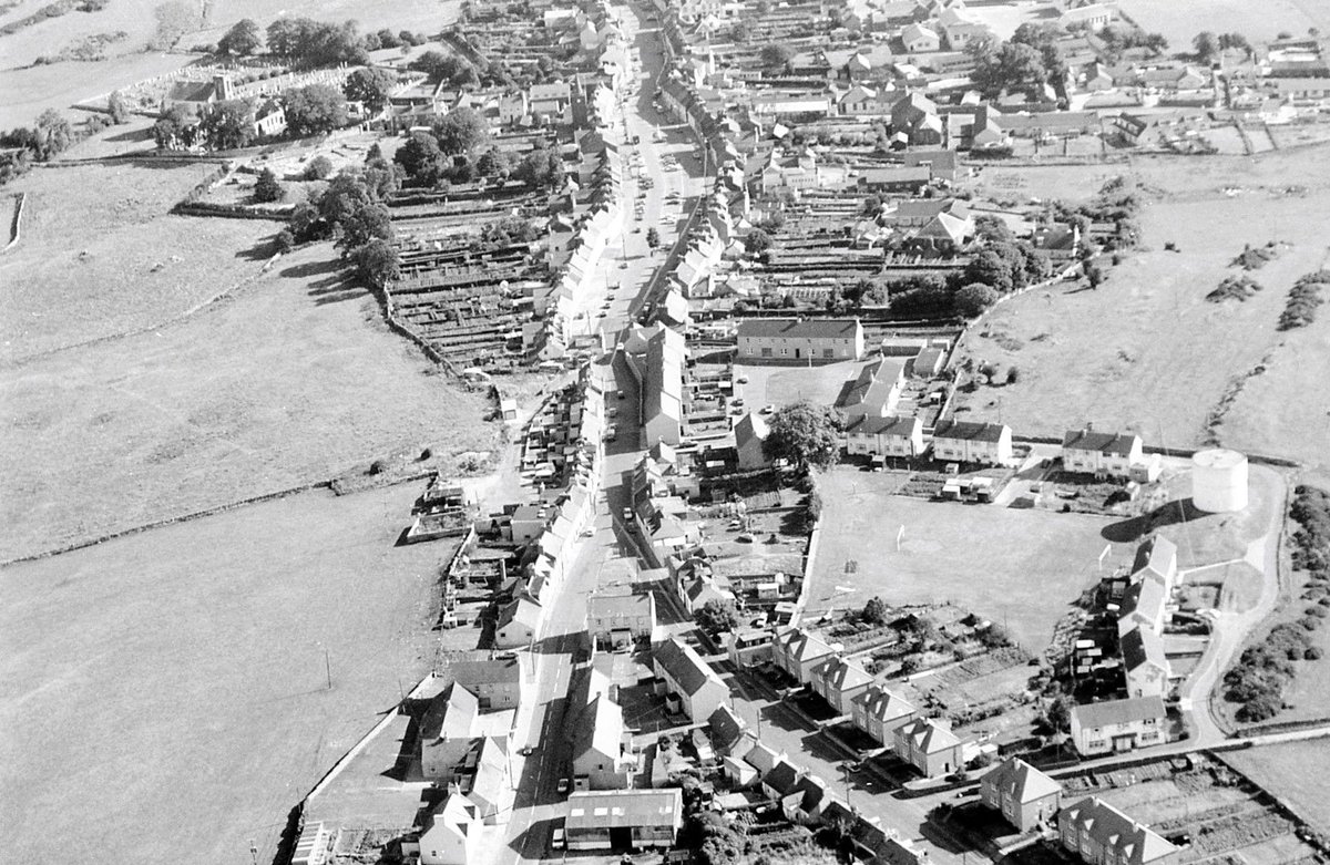 CaseWhithorn's tweet photo. This #ThrowbackThursday, let's dive into the fascinating world of archaeology from a unique perspective - Aerial Photography. Aerial Photography allows archaeologists to capture images of archaeological sites from above, providing a bird's eye view of the landscape. 🧵 1/2 https://t.co/Wxw7GJ68Cm
