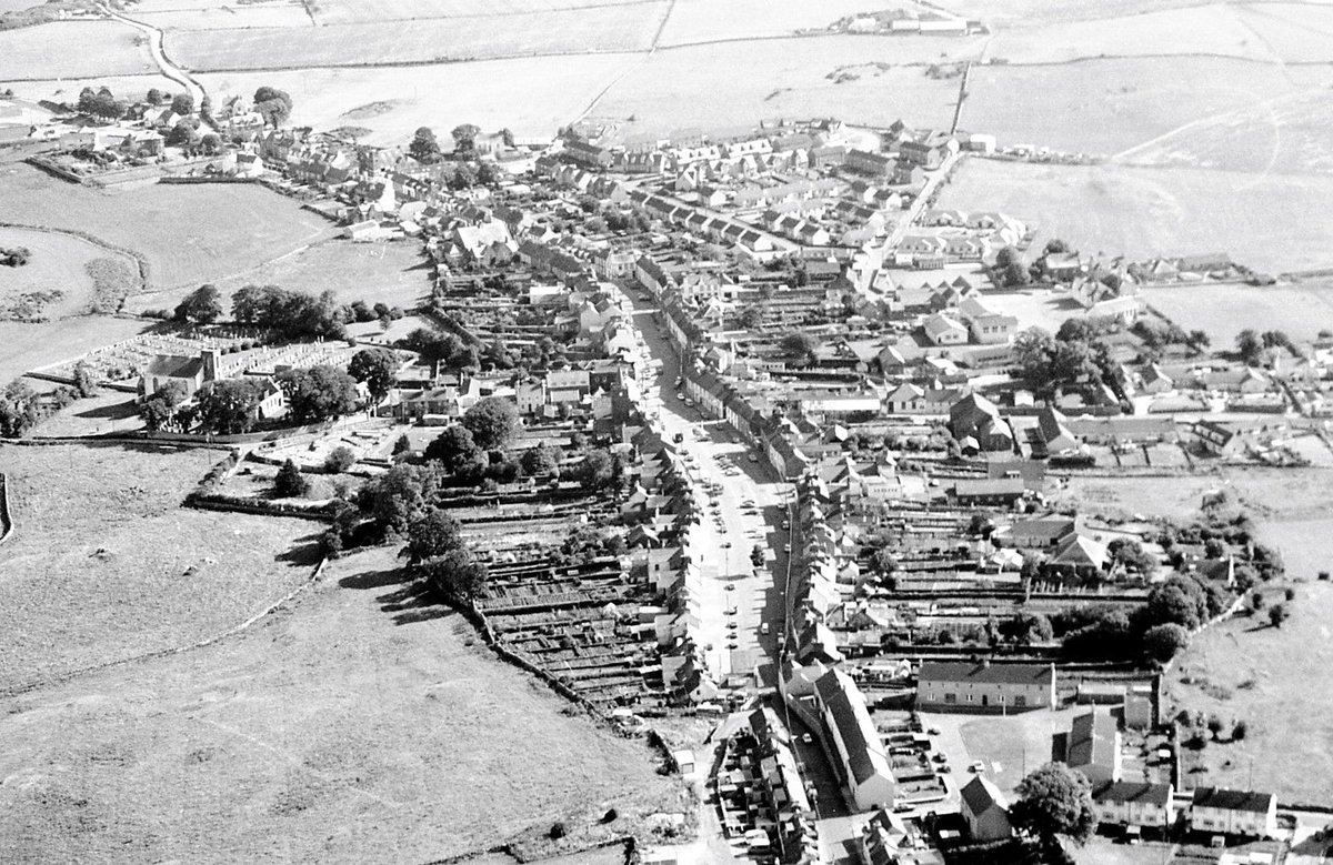 CaseWhithorn's tweet photo. This #ThrowbackThursday, let's dive into the fascinating world of archaeology from a unique perspective - Aerial Photography. Aerial Photography allows archaeologists to capture images of archaeological sites from above, providing a bird's eye view of the landscape. 🧵 1/2 https://t.co/Wxw7GJ68Cm
