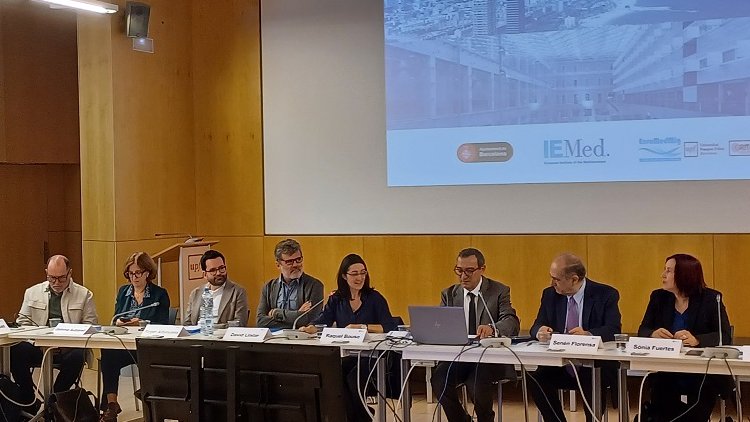 UPF Barcelona (@upfbarcelona) on Twitter photo La xarxa <a href="/EuroMedMig/">EuroMedMig</a>, coordinada pel grup de recerca <a href="/GritimUpf/">Gritim-upf</a>, organitza un simposi al campus de la Ciutadella sobre com ponteciar el paper de les ciutats de la Mediterrània en la governança de la immigració
👉 tuit.cat/a20e3 La xarxa <a href="/EuroMedMig/">EuroMedMig</a>, coordinada pel grup de recerca <a href="/GritimUpf/">Gritim-upf</a>, organitza un simposi al campus de la Ciutadella sobre com ponteciar el paper de les ciutats de la Mediterrània en la governança de la immigració
👉 tuit.cat/a20e3