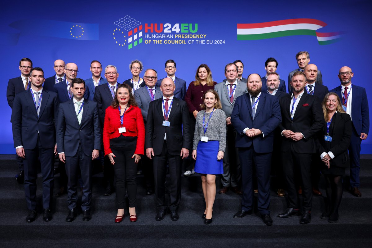 OECD_BizFin's tweet photo. Budapest, 22/10/2024: #OECDcomp had the pleasure to deliver a keynote on #generativeAI at the 50th EU Competition Day under @HU24EU.

𝗝𝗼𝗶𝗻 𝘁𝗵𝗲 𝗱𝗲𝗯𝗮𝘁𝗲! Generative AI is on the agenda of our upcoming &amp; open to all 2025 OECD Competition Open Day➡️https://t.co/P1ZBhqVaWm https://t.co/KAPqEArzUc