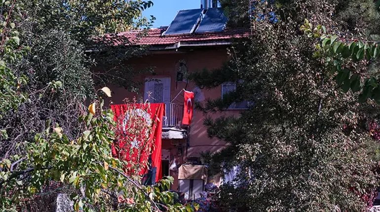 Asli3616's tweet photo. TUSAŞ saldırısında şehit olan taksi şoförü Murat Arslan'ın naaşı, Kahramankazan Devlet Hastanesi'nden askeri törenle alındı. 

Şehit taksi şoförü Murat Arslan'ın evine ve sokağına Türk bayrakları asıldı, Ankara Büyükşehir Belediyesince taziye çadırı kuruldu. 

Arslan'ı kaybettikleri için üzgün olduklarını dile getiren Çavuş, "Murat, hem amcamın torunu hem halamın torunu. İki taraftan da akrabayız. 20'li yaşlarda iki oğlu, 15 yaşında da bir kızı vardı." dedi.

#şehit