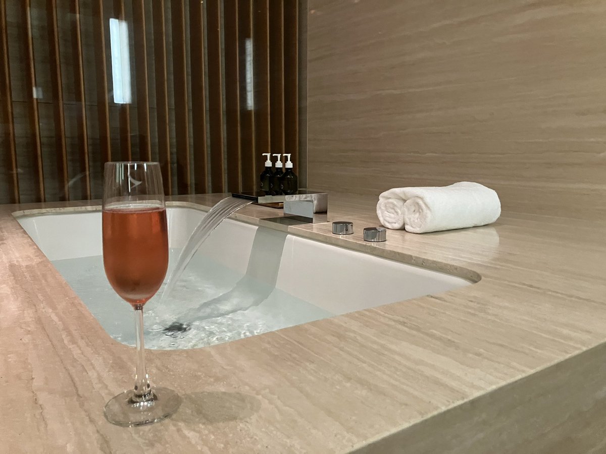 cococucuma's tweet photo. 今回の目的地カバナへ🛀🥂
ゆったりひろびろ贅沢です〜😊
#thewing https://t.co/pYnrJ3tAh2