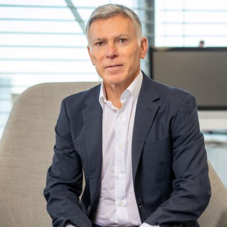 businessXplain's tweet image. MINIMUM PAY

Discovery has raised its minimum pay to R16,600 per month, effective from October. This decision is part of their commitment to fair pay and reducing wage gaps.

The CEO, Adrian Gore, reported improvements in diversity, with 45% of senior managers being female and…