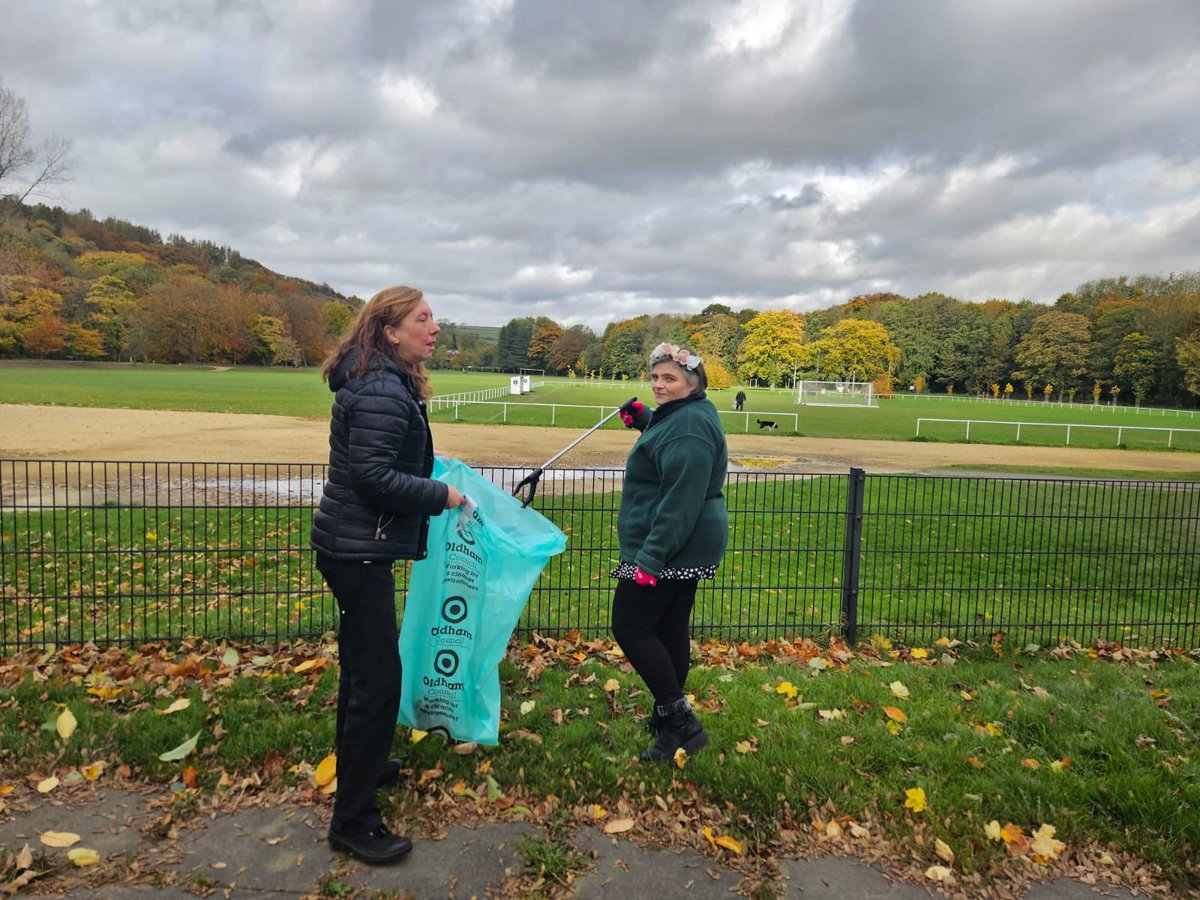 ruthmajor44's tweet photo. Day 21 of 80 days:
Meet the fabulous Funky Fitness &amp; Fun folk, promoting the Beautify Britain campaign at Greenfield by singing their ‘rubbish’ song &amp; litter picking in the park. Definitely funky, fun &amp; fab for fitness! 💚#beautifybritain #1pieceofrubbish #pickitup #greenfield https://t.co/oPK1oyHAuf
