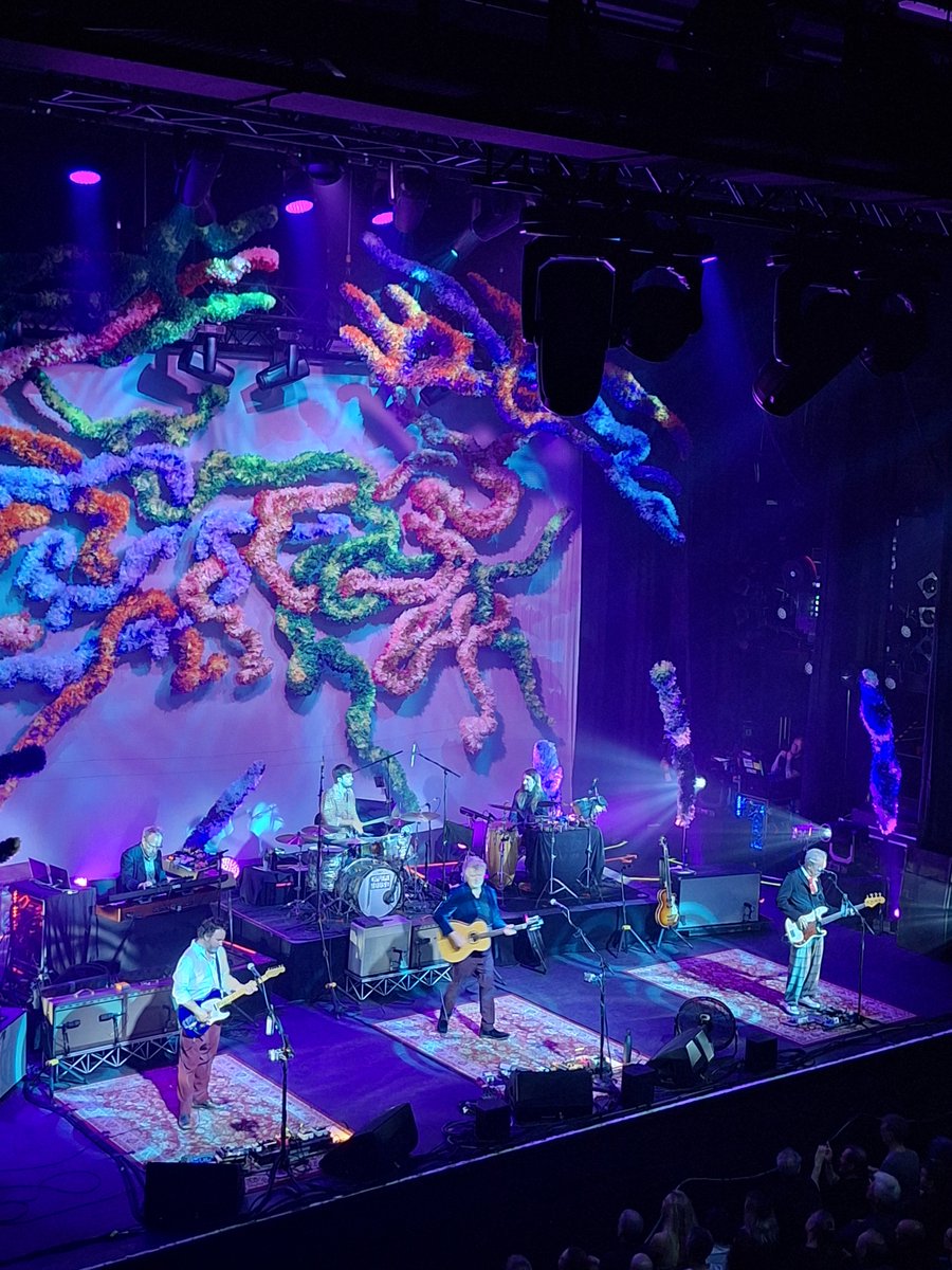 Kiwivogeltje's tweet image. The Finn family zag ik in 2019 in Paradiso. Crowded House stond na al die jaren nog op mijn bucketlist en ook op die van mijn zus. Gisteren zagen we ze in 013 en natuurlijk was er ook een beetje Split Enz bij. Wat een heerlijk concert 💙💜