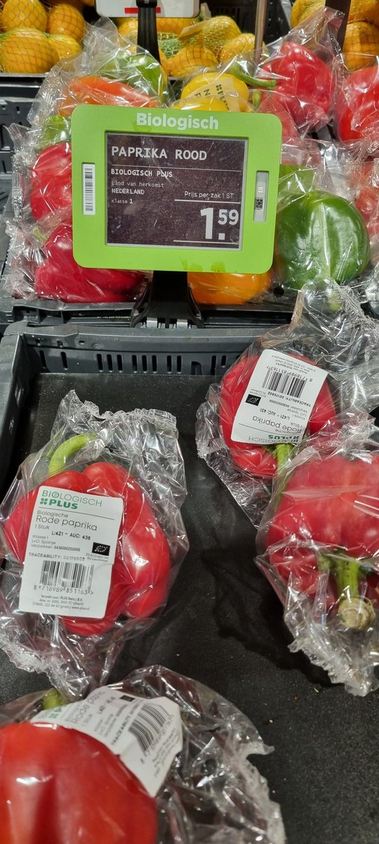 smit_evelien's tweet photo. Bij de @PLUSsupermarkt 
#biologische paprika en volgens het schapkaartje komen ze uit #nederland

Echter de sticker op de verpakking zegt, land van herkomst #spanje
En daar betaal je als #consument deze prijs voor? https://t.co/a2HDkmYqlS