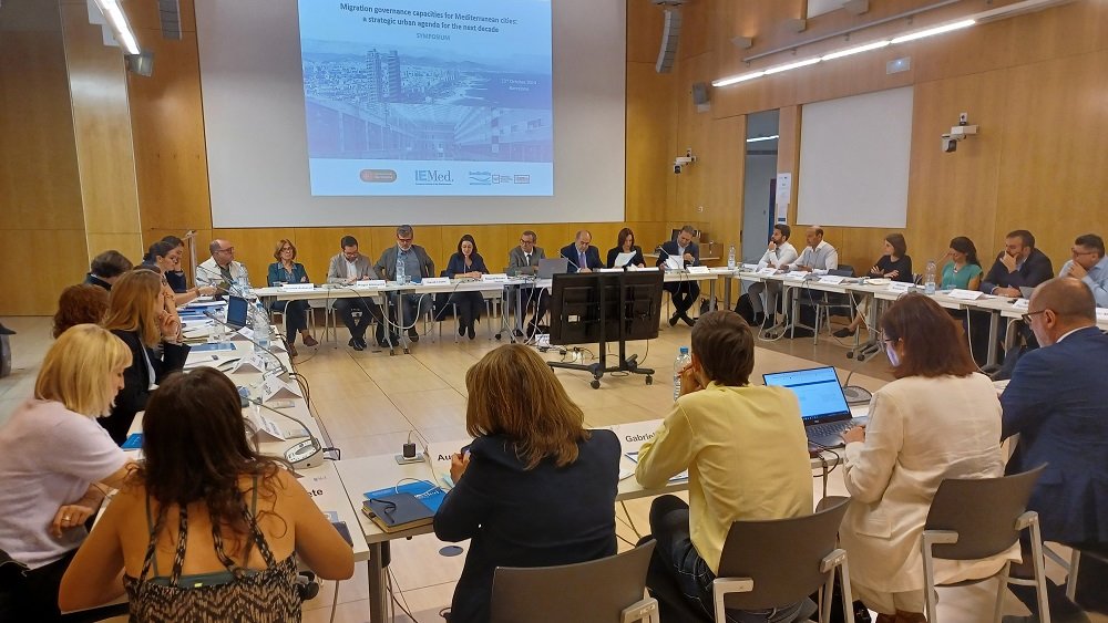 UPF Barcelona (@upfbarcelona) on Twitter photo El simposi va incloure la participació de responsables d’aquest àmbit de diverses ciutats de l’àrea del Mediterrani, com <a href="/barcelona_cat/">Barcelona</a> <a href="/marseille/">Ville de Marseille</a> <a href="/municipalityist/">Istanbul Metropolitan Municipality</a> o Atenes, a més de representants d’organitzacions internacionals i actors no estatals. El simposi va incloure la participació de responsables d’aquest àmbit de diverses ciutats de l’àrea del Mediterrani, com <a href="/barcelona_cat/">Barcelona</a> <a href="/marseille/">Ville de Marseille</a> <a href="/municipalityist/">Istanbul Metropolitan Municipality</a> o Atenes, a més de representants d’organitzacions internacionals i actors no estatals.