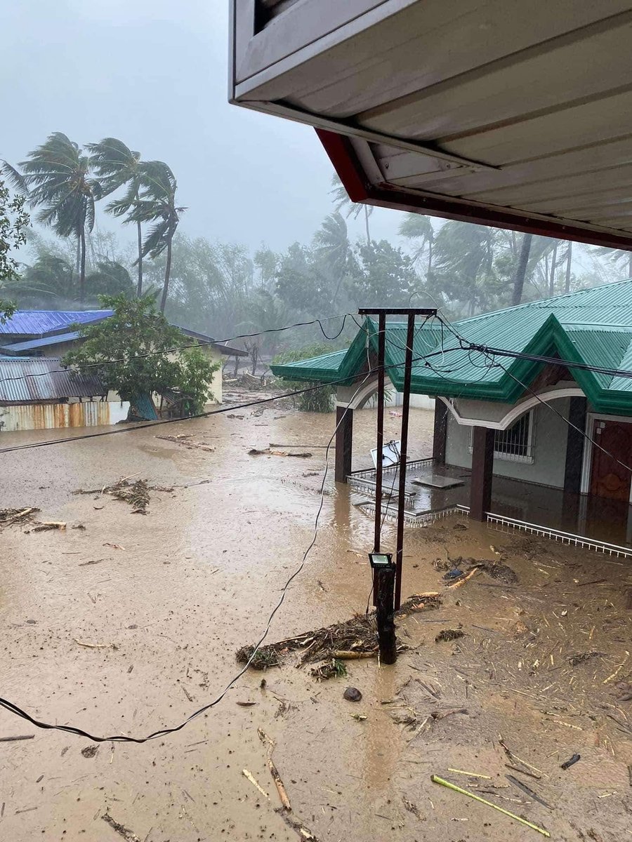 damnsweet00201's tweet image. Kung dati ay napuno ng abo dulot ng bulkang Taal ang area namin ngayon naman ay baha. Praying for all of my relatives, neighbors at ka-barangay na maging safe at makahanap ng rescue. Photos are from my cousins.

#BatangasNeedsHelp #HelpPH #RescuePH #KristinePH #Lemery