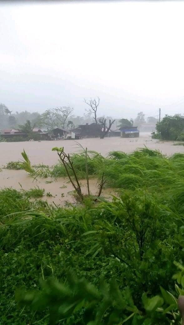 damnsweet00201's tweet image. Kung dati ay napuno ng abo dulot ng bulkang Taal ang area namin ngayon naman ay baha. Praying for all of my relatives, neighbors at ka-barangay na maging safe at makahanap ng rescue. Photos are from my cousins.

#BatangasNeedsHelp #HelpPH #RescuePH #KristinePH #Lemery