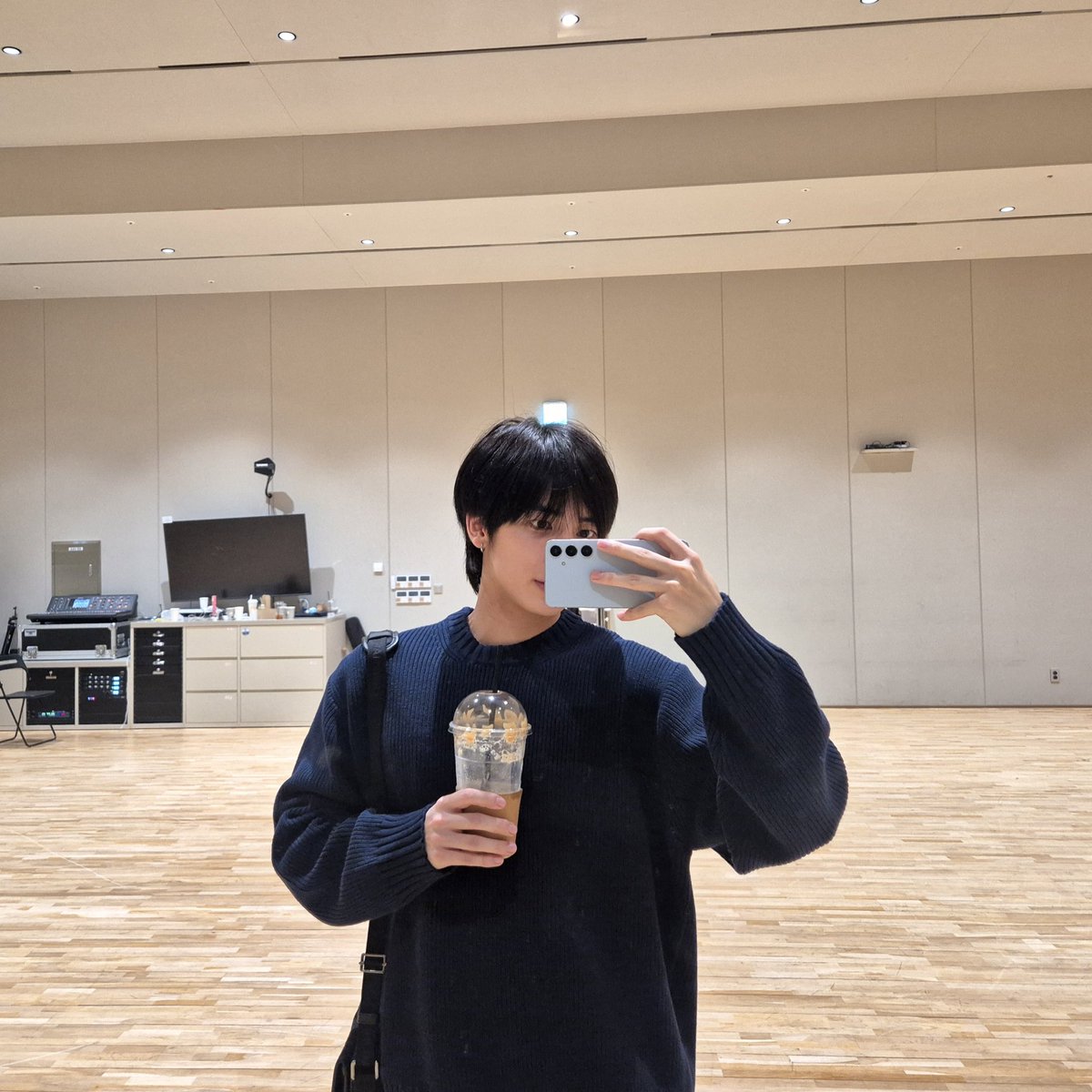 이 남자가 몇명의 휀걸들을 꼬시려는건지 감도 안옴