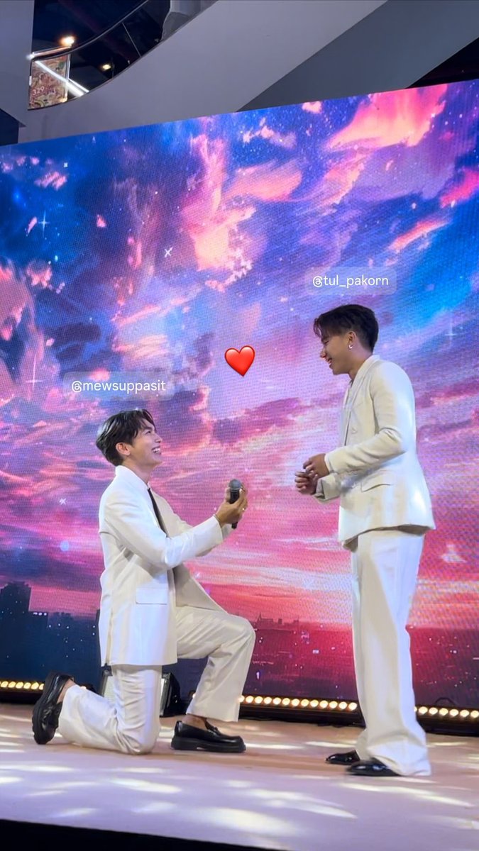 mysovll's tweet photo. #MewTul THEY GOT ENGAGED🧎🏻‍♀️😭🧎🏻‍♀️🧎🏻‍♀️😭🧎🏻‍♀️😭🧎🏻‍♀️😭🧎🏻‍♀️😭
 https://t.co/nwxcokEwmZ