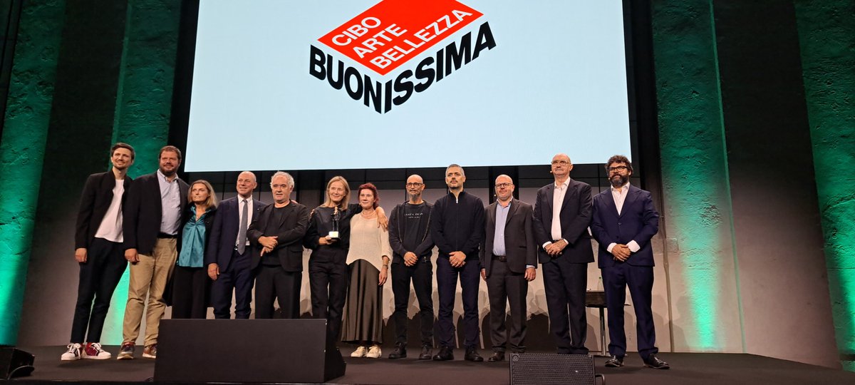 ferranadria's tweet photo. Ayer fue una noche mágica en la apertura de la 4ª edición de Buonissima en Torino. Tuve el honor de presenciar la entrega del premio Bob Noto a Mariella Organi, un reconocimiento que celebra el cariño y la empatía en la gastronomía.

Un momento emotivo y lleno de inspiración, en el que se rindió homenaje a la figura de Bob Noto. 

¡Nos quedamos estos días en Nuvola Lavazza disfrutando de Buonissima!

#BuonissimaTorino #PremioBobNoto #Lavazza