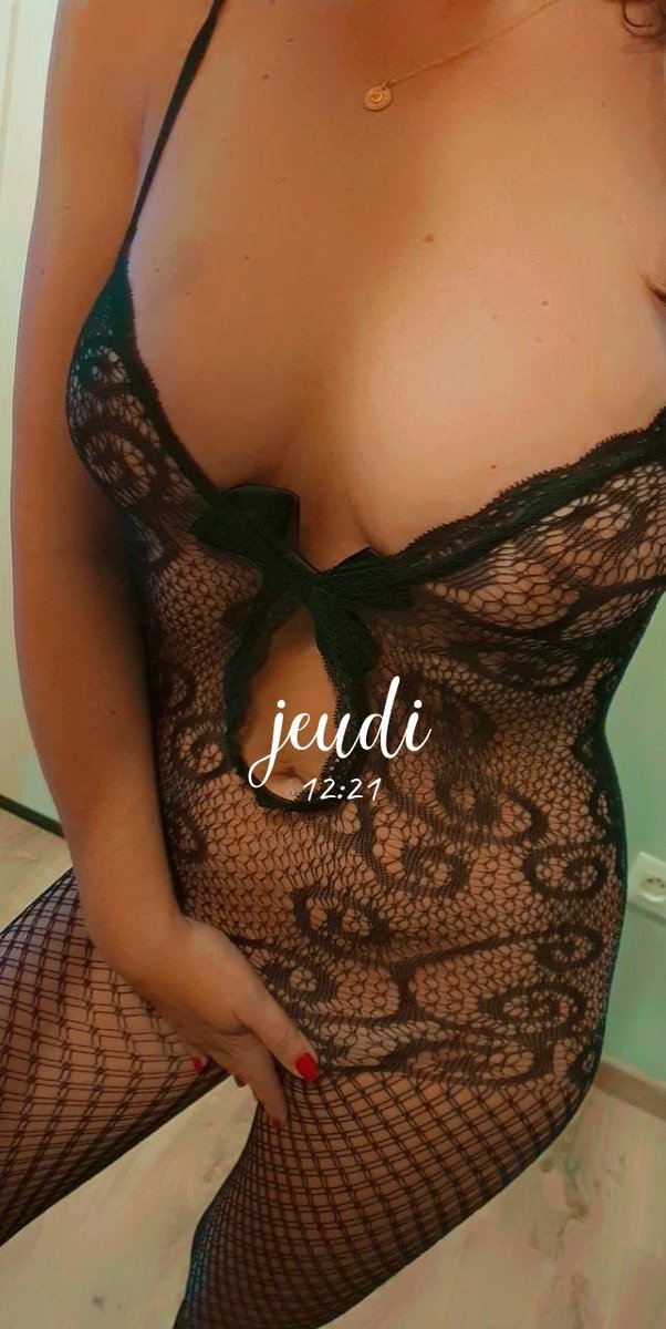 Le sourire aux lèvres... mais lesquelles ? 🤭😇

#JeudiConfession #JeudiSourire
#JeudiPussy #Lingerie #6Mots