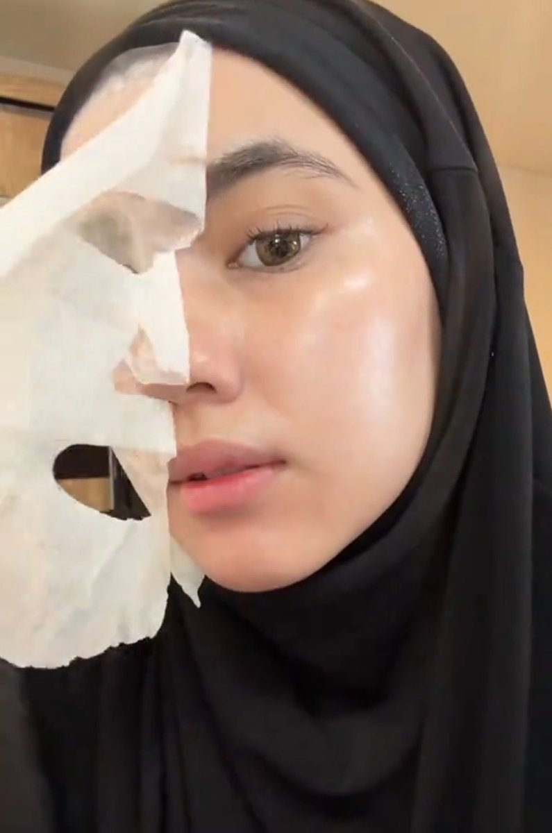 Dahlia cakap nak makeup look dewy and glowy wajib buat skin prep dulu before makeup ☝🏻🙂‍↕️

She spend at least 3-5 min pakai sheet mask untuk elak makeup jadi cakey and confirm muka jadi glowing!