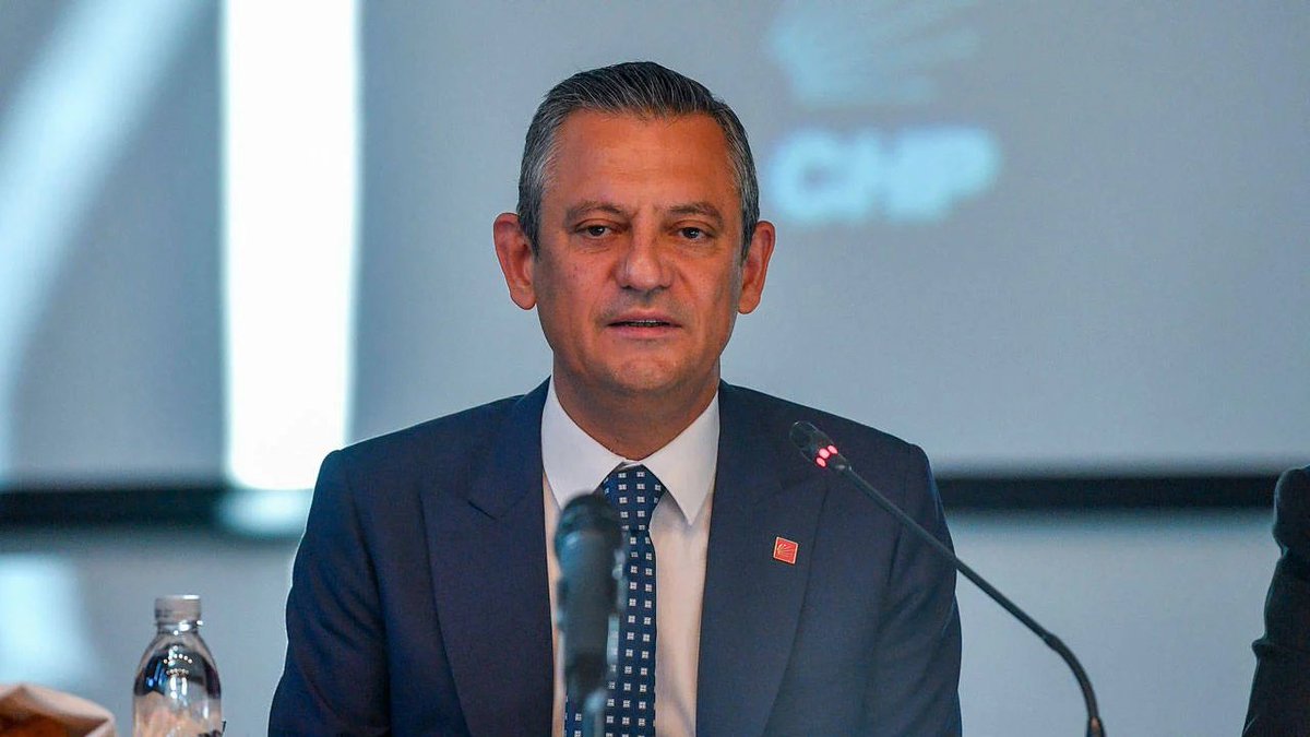 alidenizcakir's tweet image. Özgür Özel, Diyarbakır’da STK’larla yaptığı basına kapalı toplantıda konuştu: 

 “Bugünkü şartlarda iktidarın karşısında konumlanarak siyasi kazanç ya da oy elde edebiliriz. Ama biz tarihin doğru tarafında yer almak istiyoruz.''

Kaynak: Murat Sabuncu