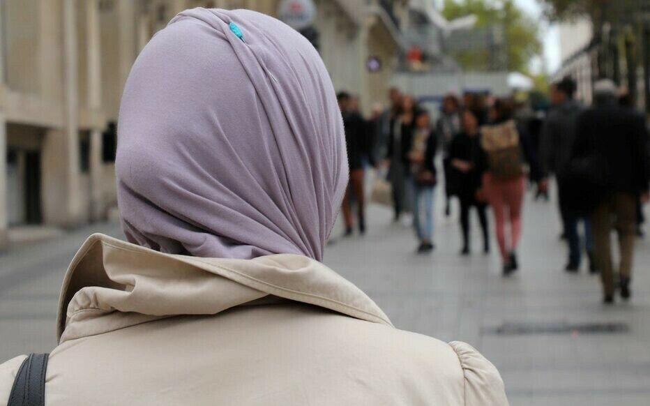 le_Parisien's tweet photo. Il est «de plus en plus difficile» d’être musulman dans l’Union européenne, révèle une étude de l’Agence européenne des droits fondamentaux.

Près de la moitié des personnes interrogées indiquent être confrontées au racisme quotidiennement
➡️ https://t.co/gUn9wxPANz https://t.co/Qxl9dZ7cVl