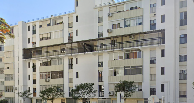 Cresci num dos piores bairros da margem sul, onde os meus amigos não podiam ir brincar pq era o "bairro dos retornados e pretos". Os meus pais eram pobres, não tinhamos carro nem tv a cores e telefone foi só 10 anos depois de para lá irmos morar. Quando o meu pai comprou o seu