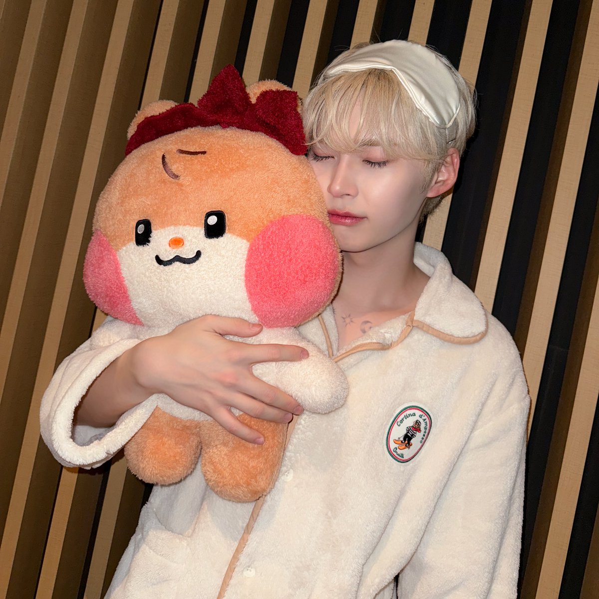 ZB1_official's tweet photo. _𝗭𝗘𝗥𝗢𝗙𝗢𝗖𝗨𝗦

한비니🐹 빨간 머리띠가 너무 귀엽고❤
비니니👶 파자마가 너무 잘 어울려요💤

#ZEROBASEONE #ZB1
#제로베이스원 https://t.co/6ZwNXNfthe