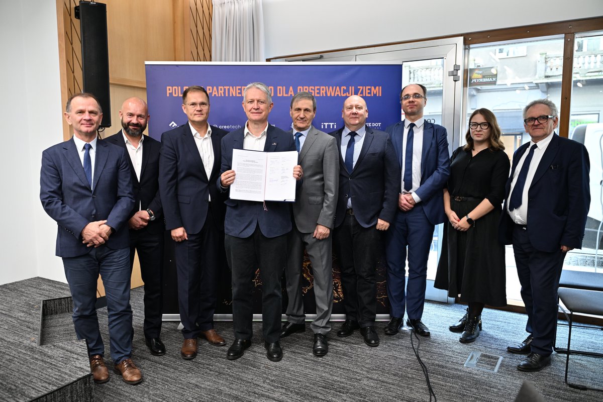CloudFerro's tweet photo. Polskie Partnerstwo dla Obserwacji Ziemi zostało powołane! 7 firm i 3 instytucje podpisały porozumienie o współpracy w zakresie rozwijania nowych technologii i kształtowania polskiej polityki kosmicznej. #Eycore #Itti #Cenagis #CentrumTechnologiiKosmicznychAGH https://t.co/j5KeR4N6aA