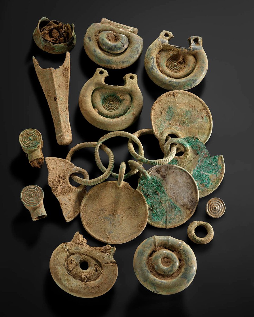 Introducing… the Peebles Hoard 🥁 ✨

It’s a spectacular collection of bronze, leather and wooden material dating to the Late Bronze Age (c.1000-800 BCE).

Many of these objects have never been found before in Scotland.

So, as you can imagine, we’re *pretty* excited