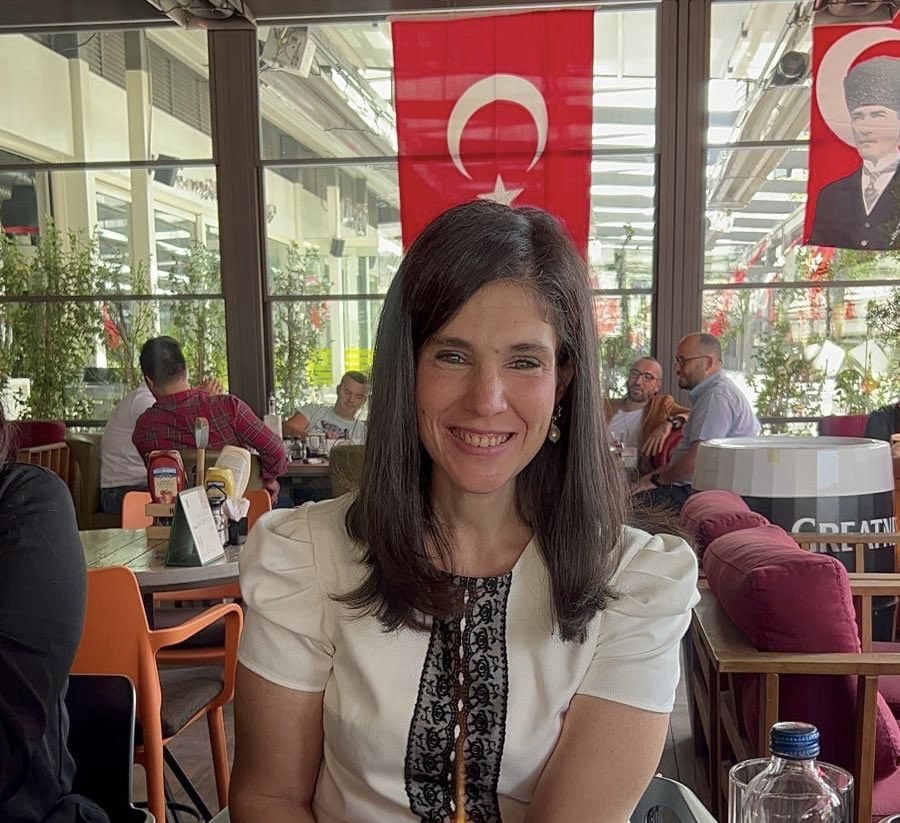 Başkanlığımız Siyasi İşler DB’nda görev yapmakta olan değerli mesai arkadaşımız Şefkat UTSUKARÇİ TULUN'u kaybetmenin acısını yaşıyoruz. Çalışkanlığı ve güleryüzü ile her zaman hatırlayacağımız arkadaşımıza, Allahtan rahmet, ailesine, tüm sevenlerine başsağlığı ve sabır diliyoruz.