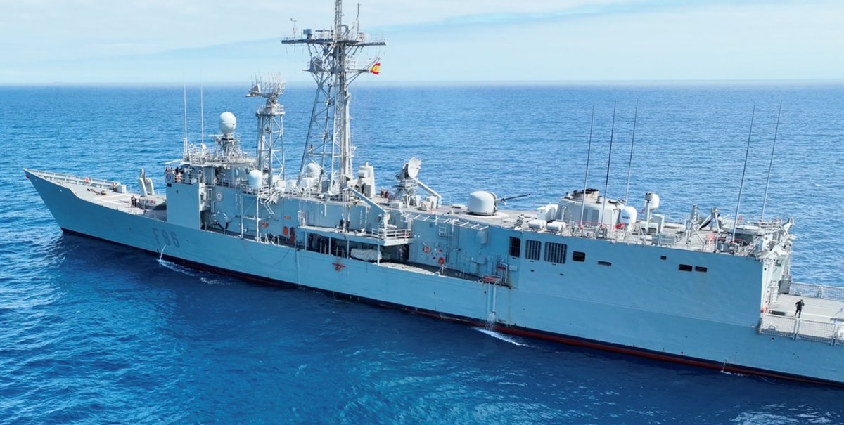 EMADmde's tweet image. El #BAACastilla, escoltado por la #fragataCanarias, traslada a los infantes de marina que desplegarán en Rumanía. Da comienzo la misión FT F-E Rumanía #FIMAR. #MOPS @Armada_esp
➕INFO: emad.defensa.gob.es/operaciones/op…