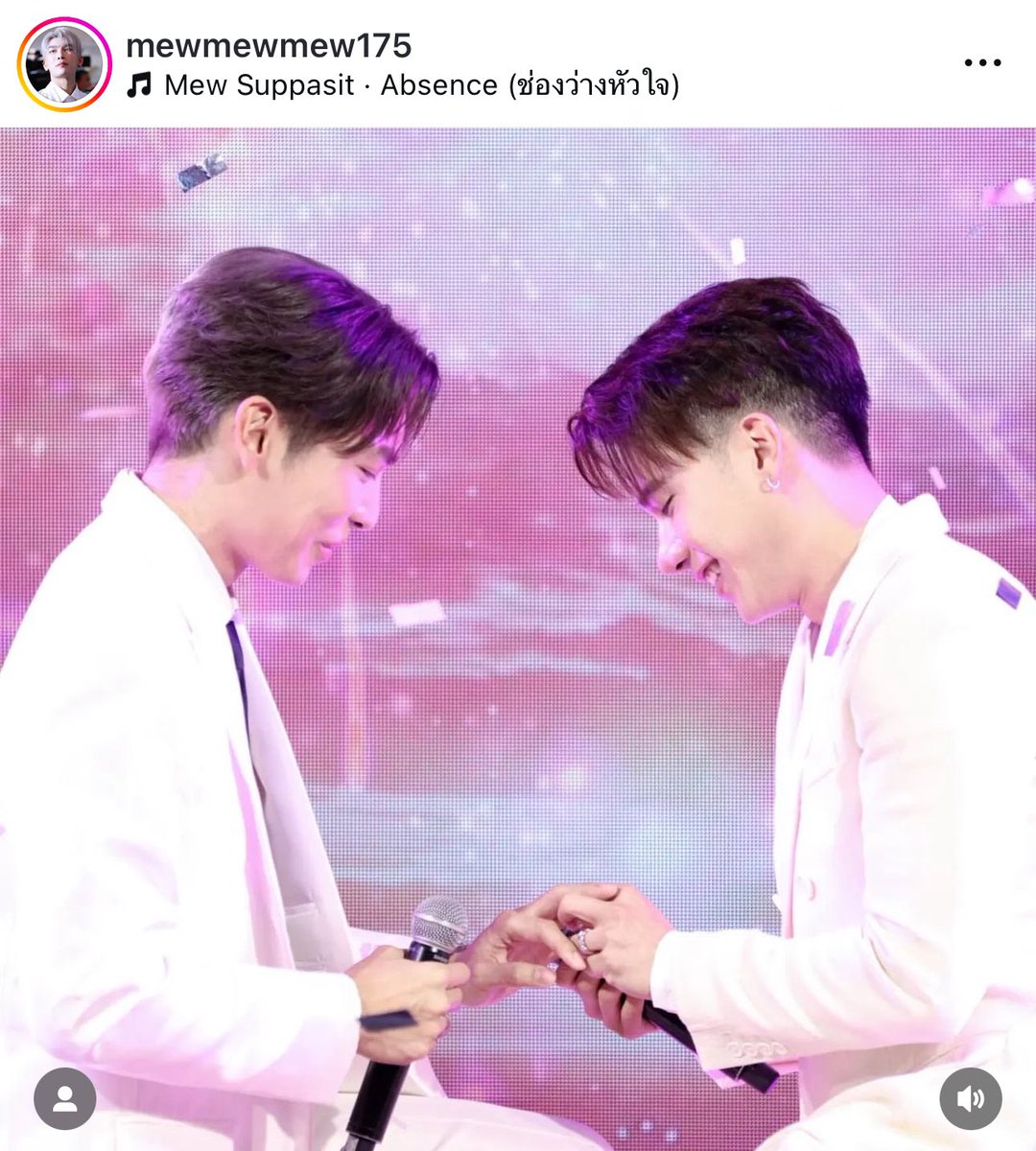 เทศกาลสวมแหวนอะแกกกกก

#มิวตุลย์ อีกคู่ กรี๊ดดดด แล้วคือขอแต่งกลางงานอีเว้นท์เปิดตัวซิงเกิลใหม่ของฮีเลยยยยยย 

ต่อหน้าแฟนคลับ นักข่าว ทุกคน เป็นพยานนน เขินมากนะ ให้ชั้นคนเดียวที่โสดไปเล้ยยย

#ใต้เตียงดารา #มิวศุภศิษฏ์ #ตุลย์ภากร