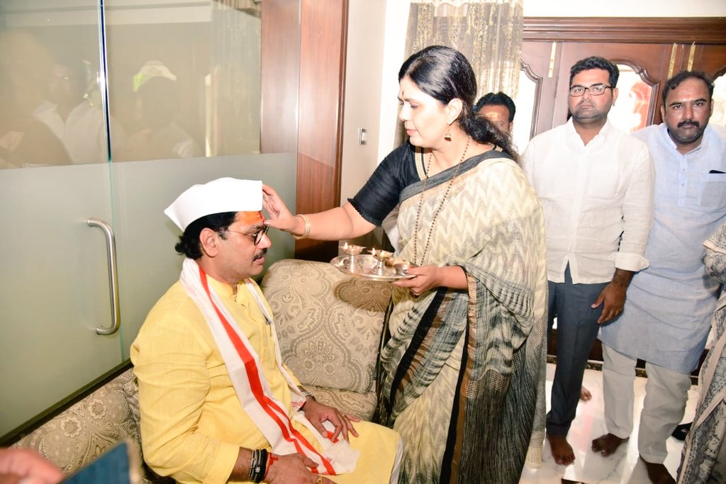 Pankajamunde's tweet photo. विजयी भव:
परळी विधानसभा मतदारसंघाचे महायुतीचे अधिकृत उमेदवार, आमचे बंधू धनंजय मुंडे यांचा उमेदवारी अर्ज आज दाखल केला.
त्यापूर्वी यश:श्री निवासस्थानी त्यांचं औक्षण करून शुभेच्छा दिल्या, याप्रसंगी मा.खा. प्रितमताई मुंडे यांच्यासह महायुतीचे अनेक पदाधिकारी, कार्यकर्ते उपस्थित होते.
@dhananjay_munde @DrPritamMunde

#महायुती #परळी #mahayuti4vidhansabha2024