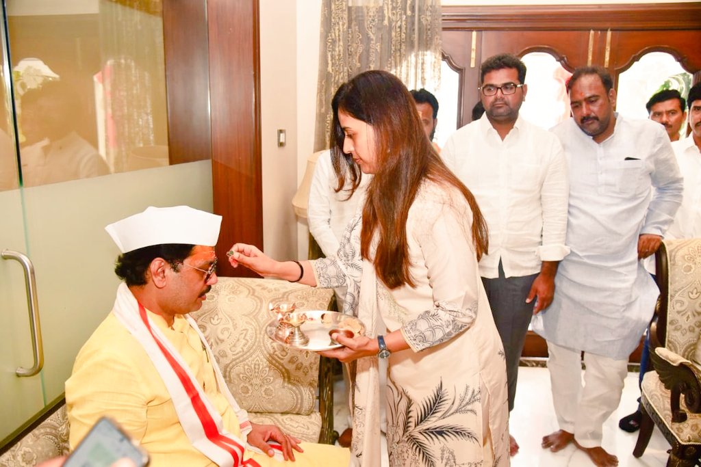 Pankajamunde's tweet photo. विजयी भव:
परळी विधानसभा मतदारसंघाचे महायुतीचे अधिकृत उमेदवार, आमचे बंधू धनंजय मुंडे यांचा उमेदवारी अर्ज आज दाखल केला.
त्यापूर्वी यश:श्री निवासस्थानी त्यांचं औक्षण करून शुभेच्छा दिल्या, याप्रसंगी मा.खा. प्रितमताई मुंडे यांच्यासह महायुतीचे अनेक पदाधिकारी, कार्यकर्ते उपस्थित होते.
@dhananjay_munde @DrPritamMunde

#महायुती #परळी #mahayuti4vidhansabha2024