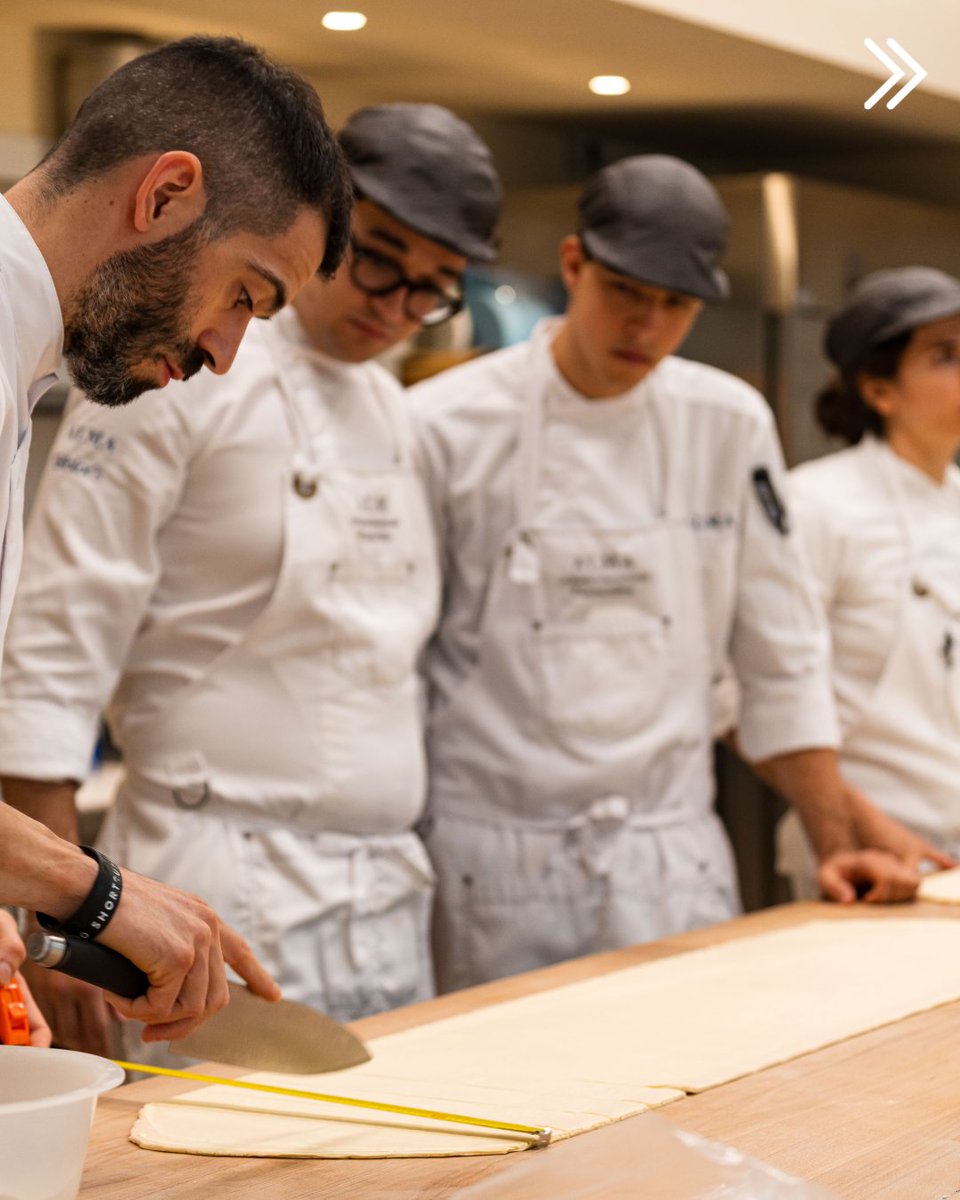 Alma_School's tweet image. Ricordi il sapore di una ciabatta appena sfornata? Con il nostro corso di panificazione, ogni morso diventa una rivoluzione di sapori! 
Vuoi imparare? Vieni e lasciati guidare dai nostri maestri panificatori. 
#BreadLovers #scuoladicucina #AlmaSchool