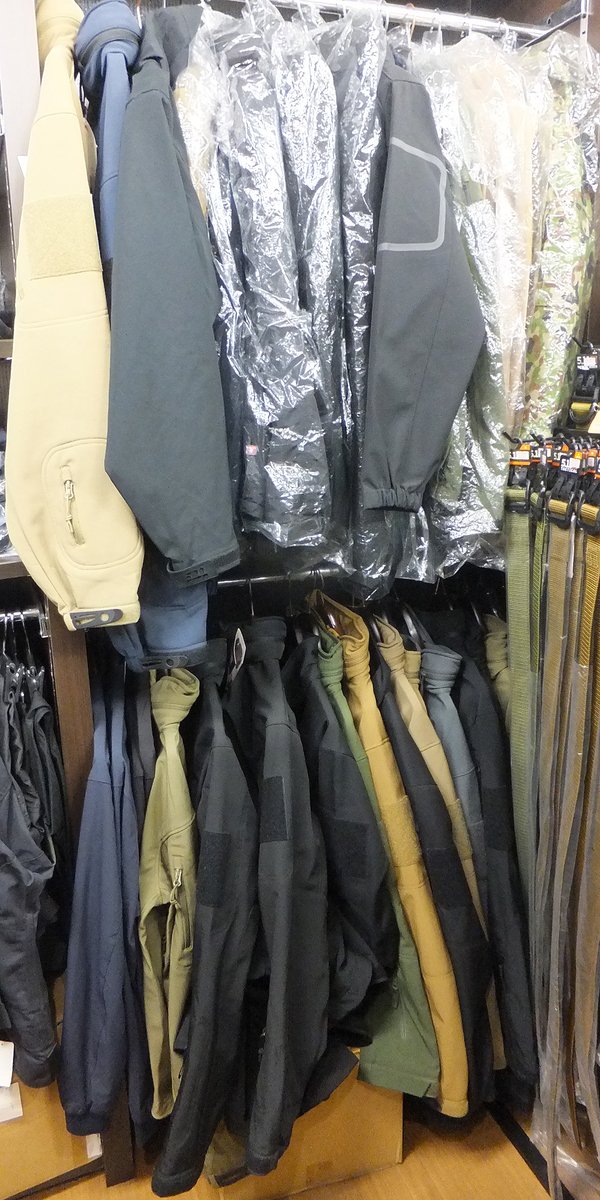 ProshopELITE's tweet photo. 少しずつ肌寒くなってきましたね！店頭では秋冬物のタクティカルウエアを多数ご用意して、お客様のご来店をお待ちしております！サイズ、色、種類が豊富にございますので、実際にお手に取って性能を実感してみてください♪
#ファイブイレブン #XGO #CONDOR #ROTHCO #PENTAGON #TRUSPEC #HELIKONTEX https://t.co/ytguwZfpuH